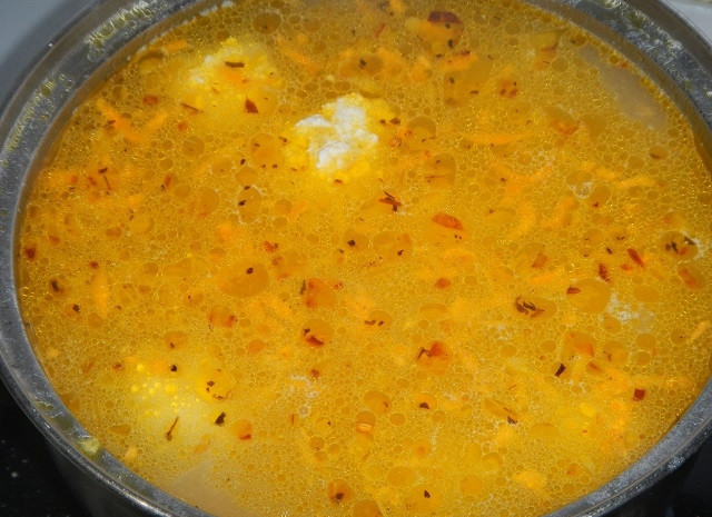 1. Этап. Суп из фрикаделек с вермишелью: 7. Отправьте овощи в суп.