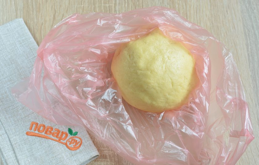 1. Этап. Берлинский яблочный пирог: 4. Замесите мягкое пластичное тесто, к рукам оно почти не липнет. Оберните пленкой или пакетом и уберите в холодильник на 30-40 минут.