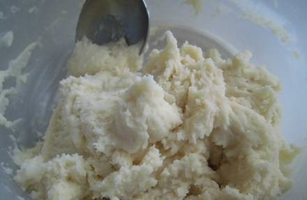 1. Этап. Курабье бакинское: Просейте в массу муку и замешайте тесто.