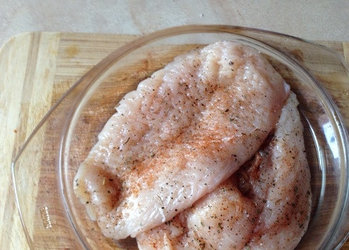 1. Этап. Куриные грудки отбивные: Посыпаем со всех сторон специями. Можно использовать свои любимые специи или уже готовые смеси для курицы. Оставим мясо мариноваться минут на 20.