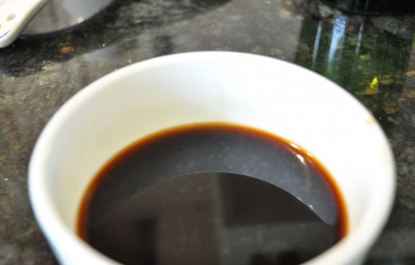 1. Этап. Cушеные креветки: Сначала приготовьте соус: смешайте соевый соус, столовую ложку сахара и мирин (рисовое вино, или замените на саке).