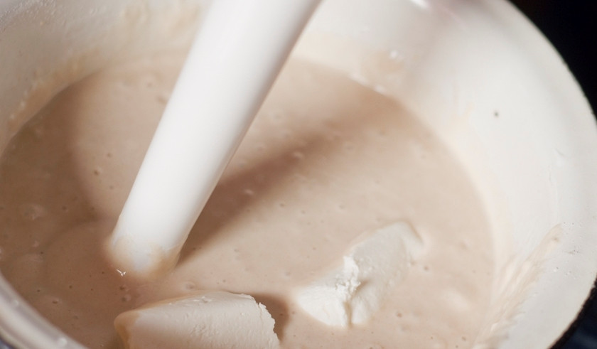 1. Этап. Творожные блинчики: Хорошо перемешайте тесто. Затем добавьте творог. Взбейте массу блендером в единую консистенцию.