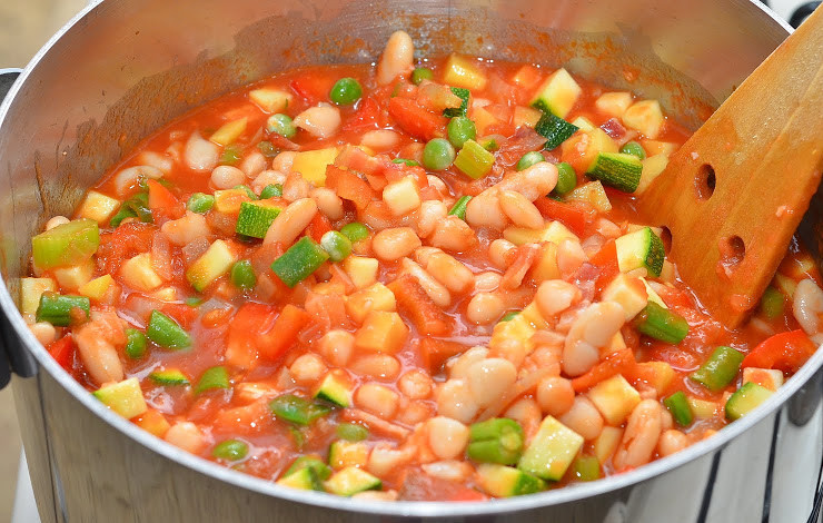 1. Этап. Минестроне с беконом: Теперь в ход идет фасоль, продолжаем варить в течение 5 минут.