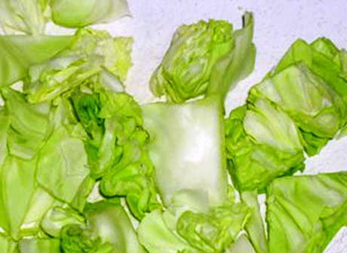 1. Этап. Диетические смузи: Огурцы очистите и нарежьте. Также порежьте капусту.