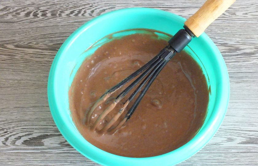 1. Этап. Шоколадная ватрушка с творогом: Перемешайте тесто до однородного состояния.