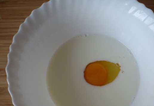 1. Этап. Булочки с плавленым сыром Ассорти: В миску всыпьте сахар, соль, влейте теплое молоко, вбейте одно яйцо (второе оставьте для смазывания булочек). Все хорошо перемешайте.