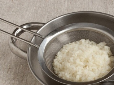 1. Этап. Ёжики с подливой: Первым делом сварим в слегка подсоленной воде рис до полу готовности - с момента закипания варим минут 10. Можно сварить в большом количестве воды, а потом откинуть на дуршлаг, чтобы лишняя жидкость стекла.