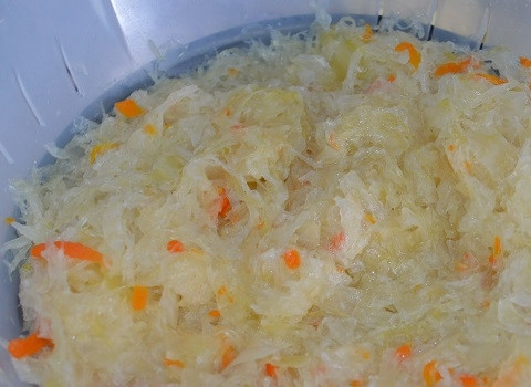 Домашние пирожки с капустой и грибами в духовке 1. Этап. Домашние пирожки с капустой и грибами в духовке: А сами займемся начинкой. Квашеную капусту отжимаем и тушим на сковороде до мягкости. Если в капусте много сока, откидываем её на дуршлаг, пусть стечет лишняя жидкость.