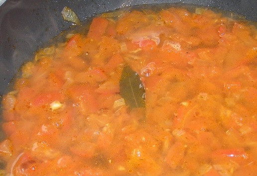 1. Этап. Креветки под шоколадным соусом: Влейте воду.