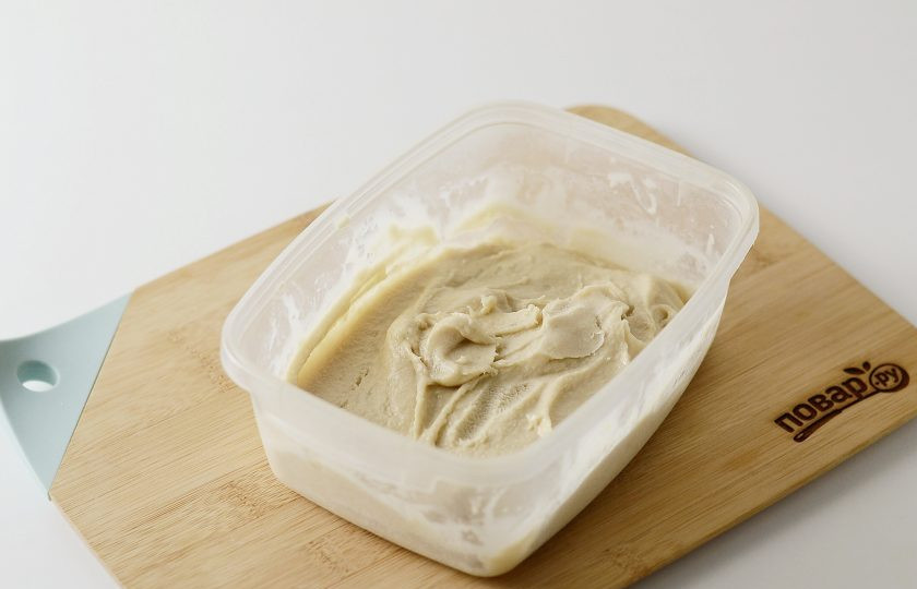 1. Этап. Вегетарианское мороженое: Достаньте смесь, размешайте венчиком или миксером до однородной консистенции. Снова уберите на 1 час в морозилку. Когда массу станет тяжело размешивать венчиком, пробейте ее блендером. Это делается, чтобы мороженое оставалось мягким, без льдинок.