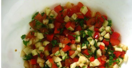 1. Этап. Кабачки с семгой: Очищаем от кожуры и семечек яблоки. Чистим от семечек перец. Нарезаем кубиками помидоры, яблоки и перец. Смешиваем все ингредиенты в одной емкости. Сверху крошим нарезанную петрушку. Снова мешаем.