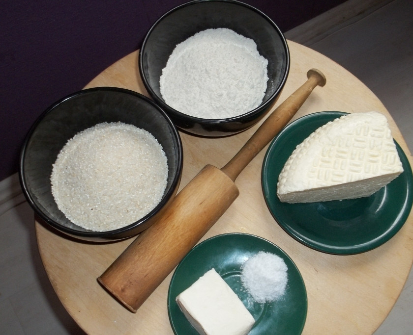 1. Этап. Гоми: Подготовьте ингредиенты. Еще нам понадобится толкушка, чтобы вымешивать кукурузу.