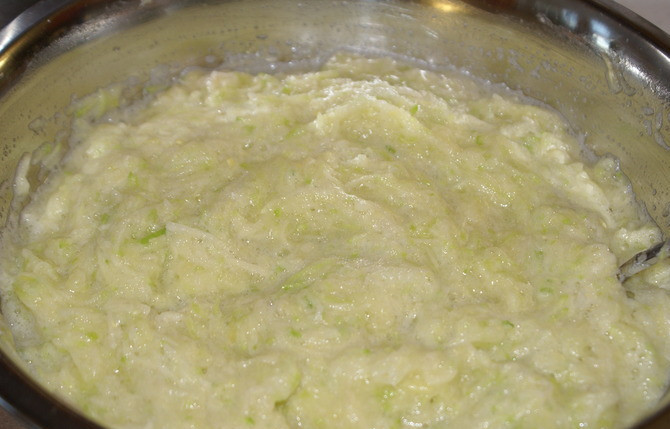 1. Этап. Блинчики из кабачков и картошки: Добавляем перца, соли и муки, ели тесто получается слишком жидким. Все перемешиваем.