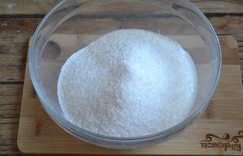 1. Этап. Вегетарианская шарлотка: Смешайте все сухие ингредиенты: сахар, муку, манку, ванильный сахар и соду. Перемешайте.