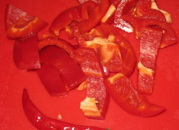 1. Этап. Тушеные утиные грудки: Пока подрумянивается утка, порежьте сладкий болгарский перец крупно довольно, а острый просто помойте, резать не обязательно.