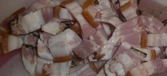 1. Этап. Суп из баранины и гороха: Затем добавляем ломтики бекона.