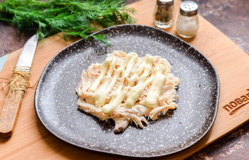 1. Этап. Слоеный салат с курицей Бычок: Смажьте слой салата майонезом. Далее все слои салата смазывайте майонезом, соль и перец добавляйте по вкусу.