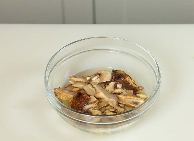 1. Этап. Лук в духовке фаршированный: Замочить грибы.