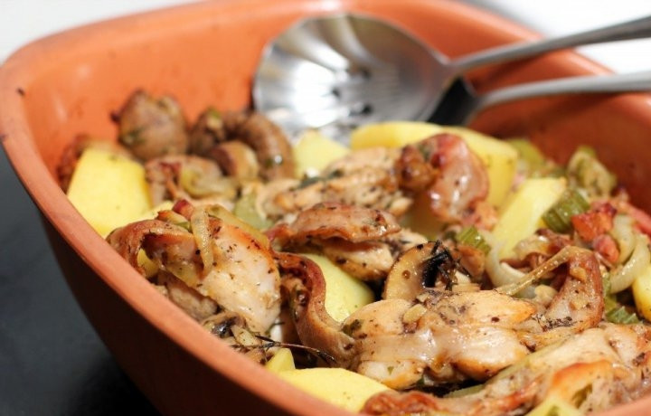 1. Этап. Кролик тушеный в горшочке: В каждый горшочек уложить слой картофеля, на него - несколько кусочков кролика и грибы с беконом и луком. Каждый слой посолить и поперчить. Добавить по паре щепоток тимьяна, раздавленную дольку чеснока, влить белое вино. Накрыть горшочки крышками и готовить в духовке при температуре 180С в течение часа. Подавать горячим со сметанным соусом. Приятного аппетита!