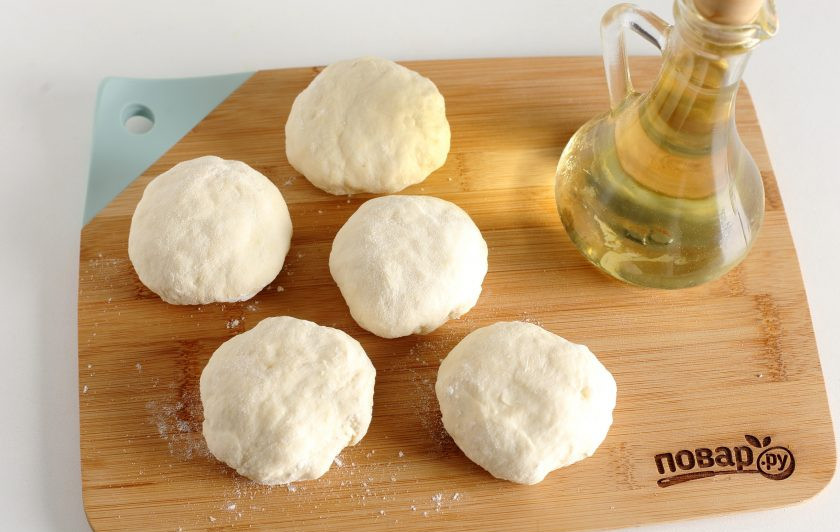1. Этап. Хачапури на сметане: Разделите тесто на 5 частей.