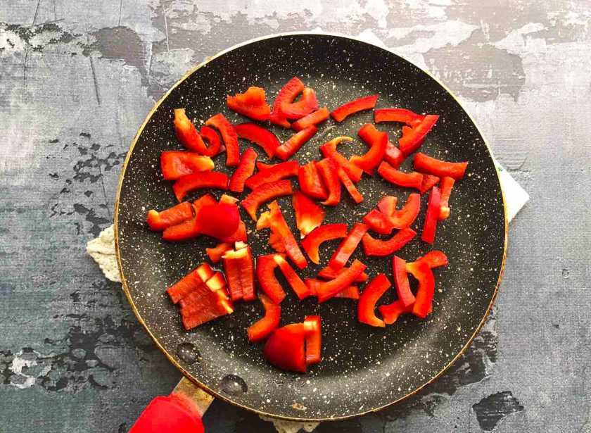 1. Этап. Салат Красное море с креветками и крабовыми палочками: Перец хорошо помойте под проточной водой, очистите от семян, нарежьте небольшими кусочками и обжарьте на хорошо разогретой сковороде с растительным маслом в течение 4-5 минут.