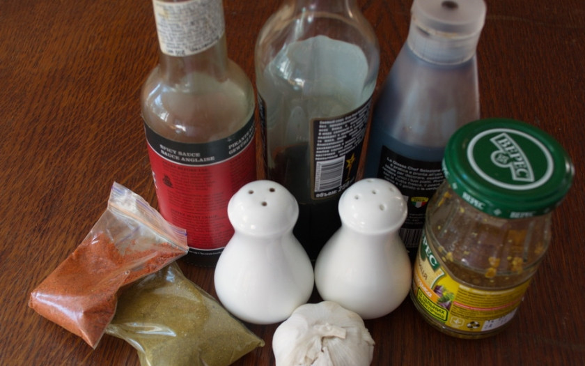 1. Этап. Маринад для индейки в духовке: Для приготовления маринада нужно: оливковое масло, соевый соус, соус Ворчестер, горчица с зернами, чеснок, соль, перец, хмели-сунели, специи к птице.