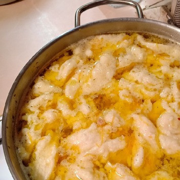 1. Этап. Суп с клецками на курином бульоне: Когда клецки побелеют и всплывут на поверхность, значит они готовы. Дать супчику закипеть, кипятить пару минут и выключить кастрюлю. Накрыть крышкой и дать настояться 10 - 15мин. Разлить по тарелкам и добавить по вкусу зелень.