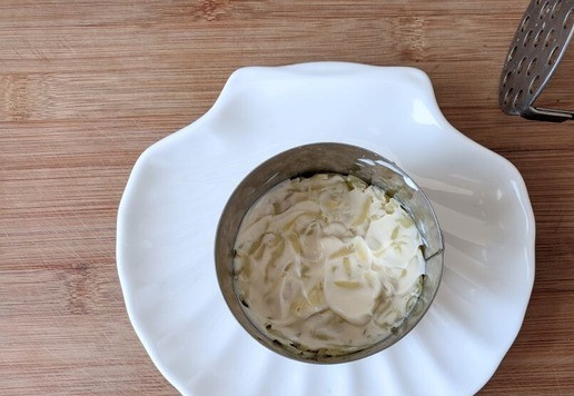 1. Этап. Салат Кудрявый Ваня: Кладём картофель в кольцо, солим, перчим, слегка приминаем, смазываем майонезом.