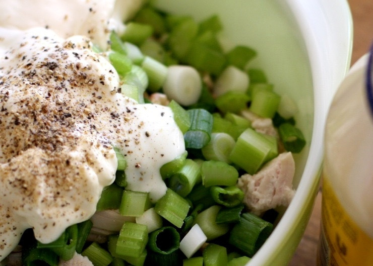 1. Этап. Салат с вареной грудкой: Соедините в салатнице измельчённые орехи, сельдерей, курицу и лук. Добавьте майонез, йогурт, соль и перец по вкусу.