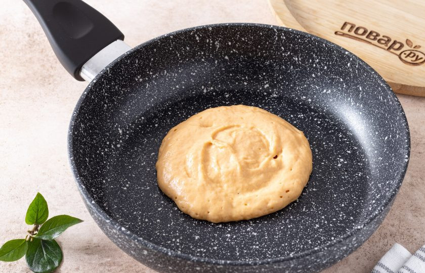 1. Этап. Панкейки из батата: Разогрейте сухую сковороду на среднем огне, выложите порционно тесто и жарьте до легкого золотистого цвета с двух сторон.