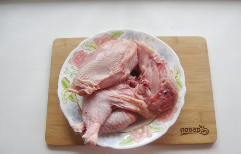 1. Этап. Тушенка в мультиварке: Курицу помойте и разделайте.