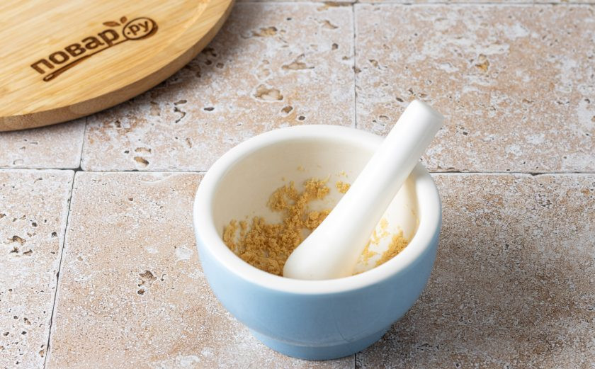 1. Этап. Брокколи с кунжутом: Измельчите жареный кунжут в порошок. Можно делать это в кофемолке или ступке.