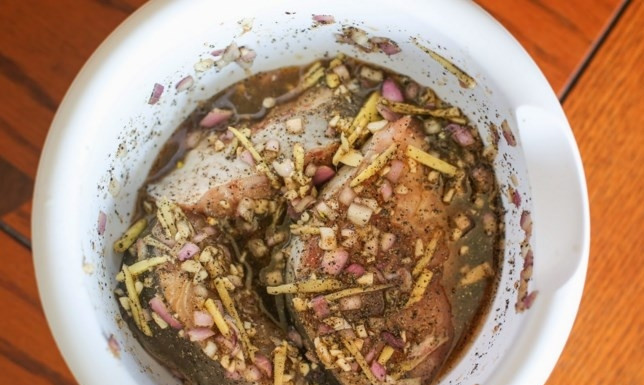 1. Этап. Тушеная зубатка: Зубатку почистите и порежьте на порционные кусочки. Удалите кости и плавники. В глубокой миске смешайте рыбный соус и коричневый сахар, добавьте черный перец, измельченный чеснок и имбирь, туда же добавьте мелко порезанный лук. Рыбку хорошенько натрите полученным маринадом и отправьте настаиваться в холодильник минут на 30.