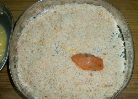 1. Этап. Самые вкусные наггетсы: 8. Затем выложите в миску к панировочным сухарям и хорошенько обваляйте.