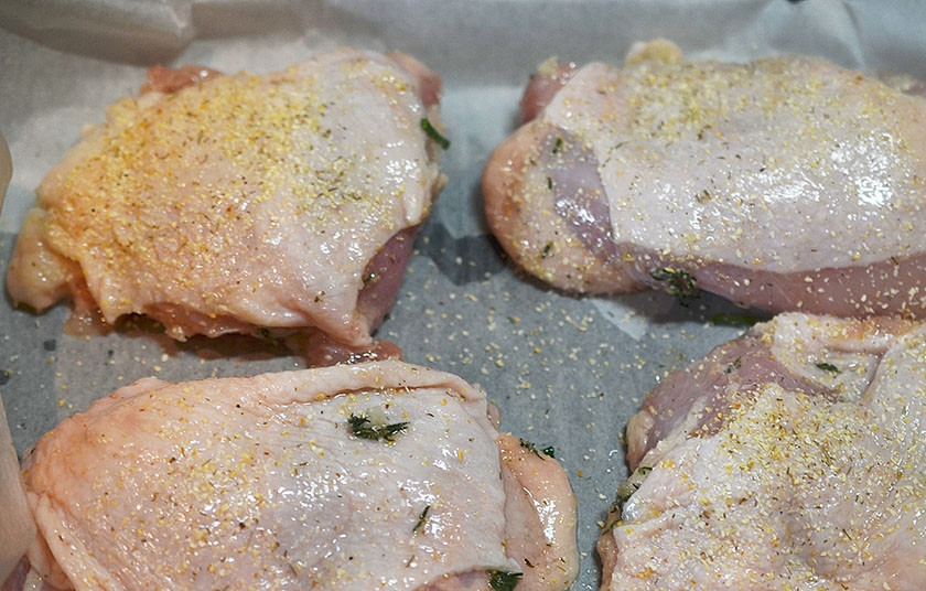 1. Этап. Бурум с курицей: 7. Выложите на противень бедра и запекайте в разогретой до 180 градусов духовке около 45 минут.