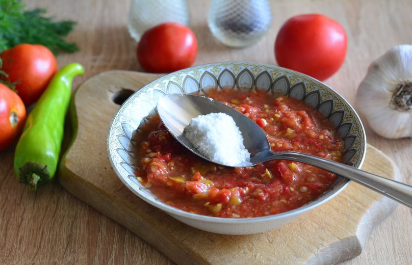 1. Этап. Горлодер на зиму без хрена: Всыпьте соль и перемешайте.