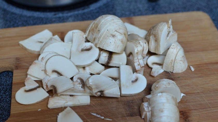 1. Этап. Кесадилья с грибами: Грибы хорошенько промываем. просушиваем и нарезаем. Затем обжариваем их на сковородке в сливочном масле до мягкости. Затем грибы отставляем в сторону.