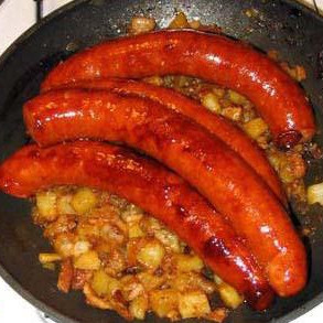 1. Этап. Жареная колбаса с картофелем: Выкладываем колбаски поверх картофеля.