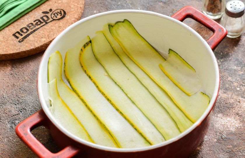 1. Этап. Лазанья из кабачков с рикоттой: В форму выложите часть кабачковых пластин.