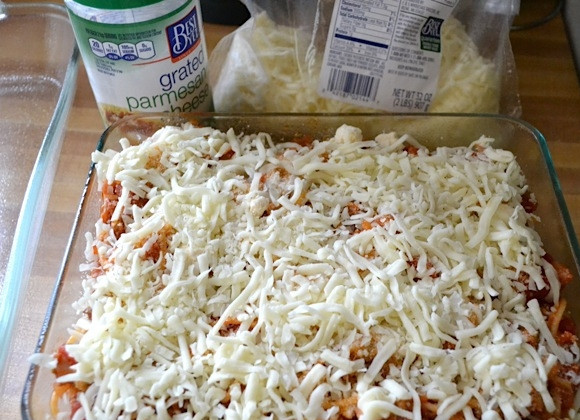 1. Этап. Запеченные спагетти с сосисками: Затем выкладываем слой тертой моцареллы.