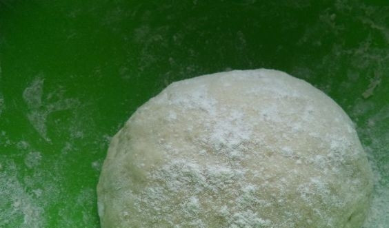 1. Этап. Тесто для пирогов с сухими дрожжами: Теперь влейте в углубление чистую питьевую воду и перемешайте все ингредиенты ложкой. Затем замесите эластичное тесто, припыляя рабочую поверхность мукой. Можно сразу формировать пирожки или же отправить тесто в холодильник.