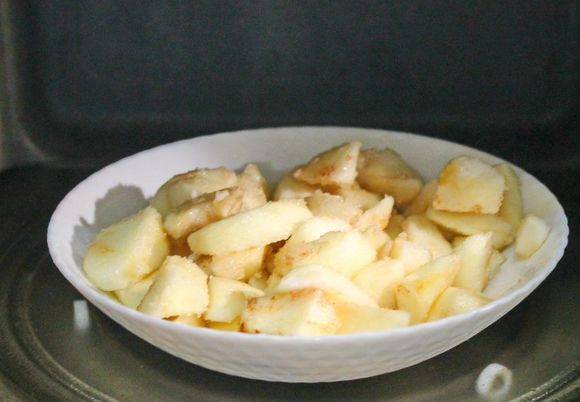 1. Этап. Яблочный джем в микроволновке: Поставьте посуду с яблоками в микроволновую печку и закройте.