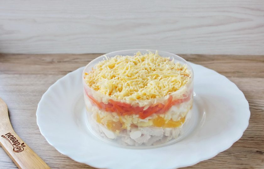 1. Этап. Салат с апельсинами, курицей и корейской морковью: Используя кулинарное кольцо, выложите салат слоями в такой последовательности: куриная грудка, апельсин, яйца, морковь по-корейски и сыр. Каждый слой смажьте небольшим количеством майонеза.