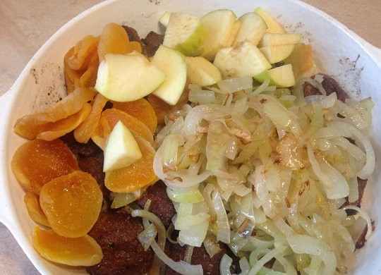 1. Этап. Говяжья печень с курагой и яблоком: 6. Обжарим лук до легкой золотистости. Выкладываем печень, лук, курагу и яблоки в форму для запекания. Солим, перчим, добавляем базилик или другие любимые специи, перемешиваем.