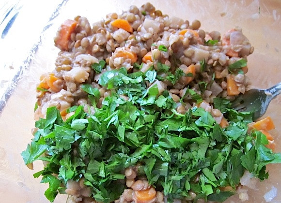 1. Этап. Салат из чечевицы с горчицей: 9. Заправьте салат приготовленным соусом, добавьте измельченную петрушку и перемешайте.