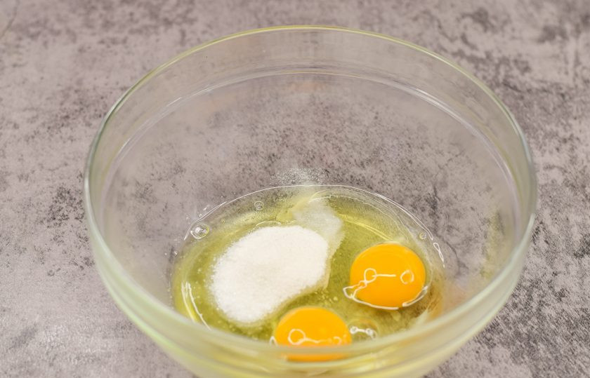 1. Этап. Блины на молочной сыворотке без дрожжей: В миску вбейте куриные яйца, добавьте сахар и соль. После взбейте венчиком или миксером.