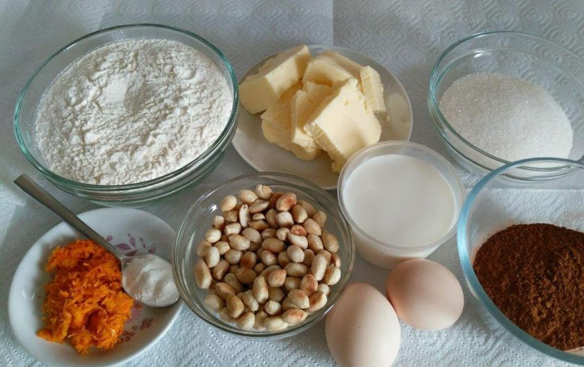 1. Этап. Пирожные Ламингтон, ароматизированные цедрой апельсина: Подготовьте всё необходимое для приготовления пирожных. Заранее слегка подсушите арахис на сковороде или в духовке, снимите с него кожицу. Позаботьтесь о том, чтобы сливочное масло было комнатной температуры.