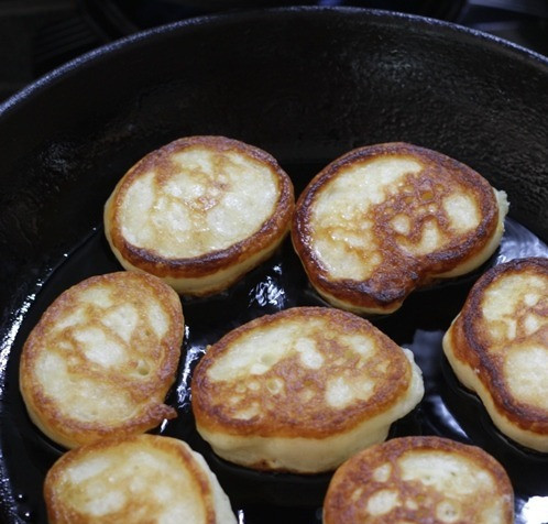 1. Этап. Творожно-ягодный соус: На хорошо разогретой сковороде с растительным масло пеку оладушки.