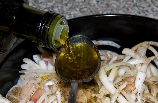 1. Этап. Куриное филе, жаренное на сковороде: 4. Влейте оливковое масло и перемешайте. Накройте мисочку пищевой пленкой и уберите в холодильник, чтобы филе мариновалось, на час.