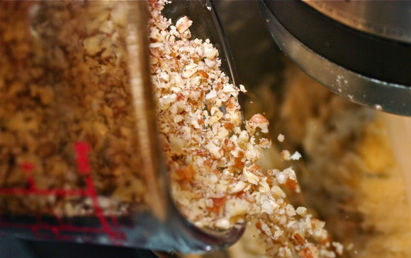 1. Этап. Ореховые пирожные на десерт: Затем всыпьте измельченные орехи.